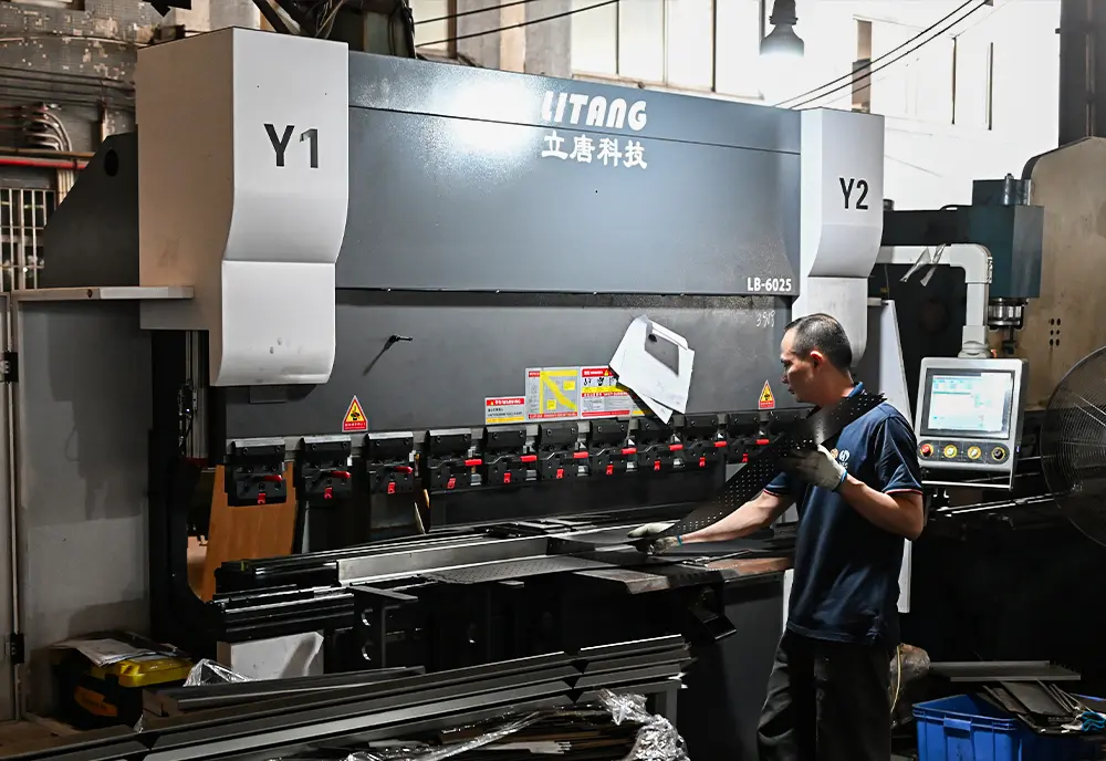 Robotic welding cell for beam connectors