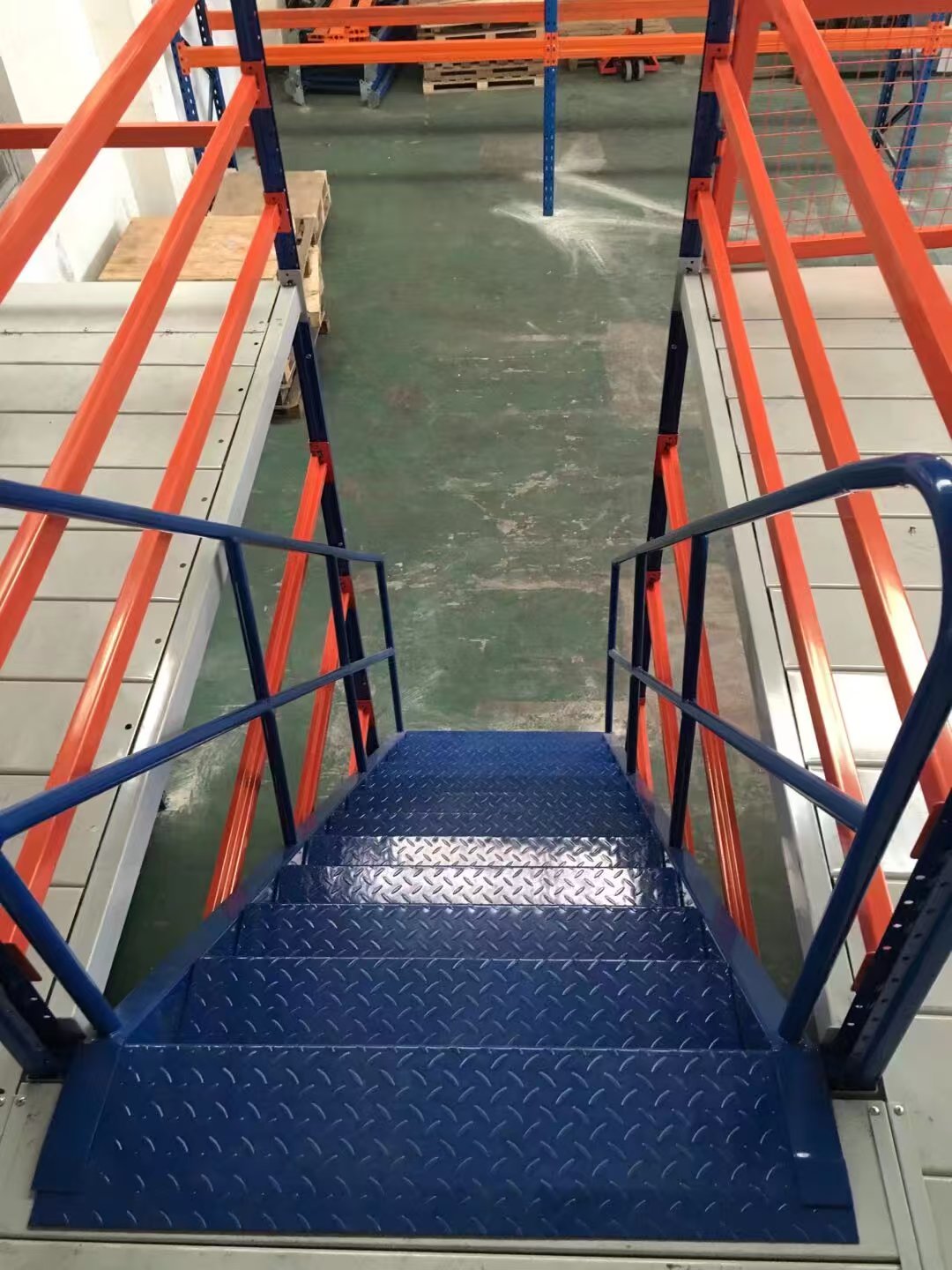 Light Mezzanine Rack Storage System with Adjustable Steel Floor Panels for Warehouse Storage and Factory Use