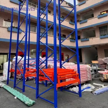 Push back pallet rack with multiple pallet positions per lane