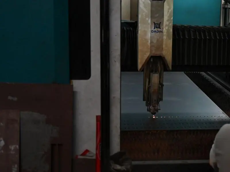 Automated cold cutting saws for structural profiles