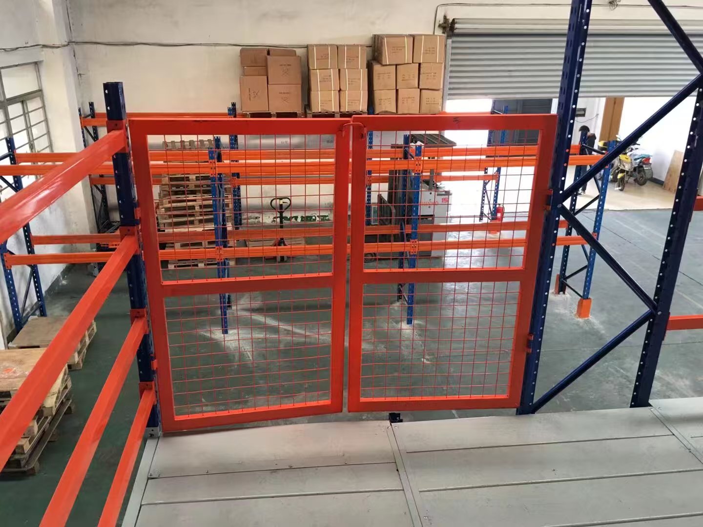 Light Mezzanine Rack Storage System with Adjustable Steel Floor Panels for Warehouse Storage and Factory Use