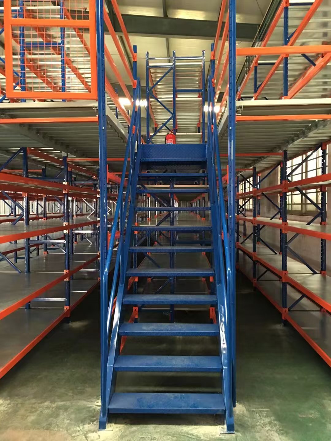 Light Mezzanine Rack Storage System with Adjustable Steel Floor Panels for Warehouse Storage and Factory Use
