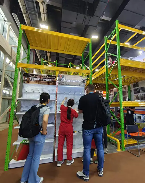 Contractor Discussion at Canton Fair